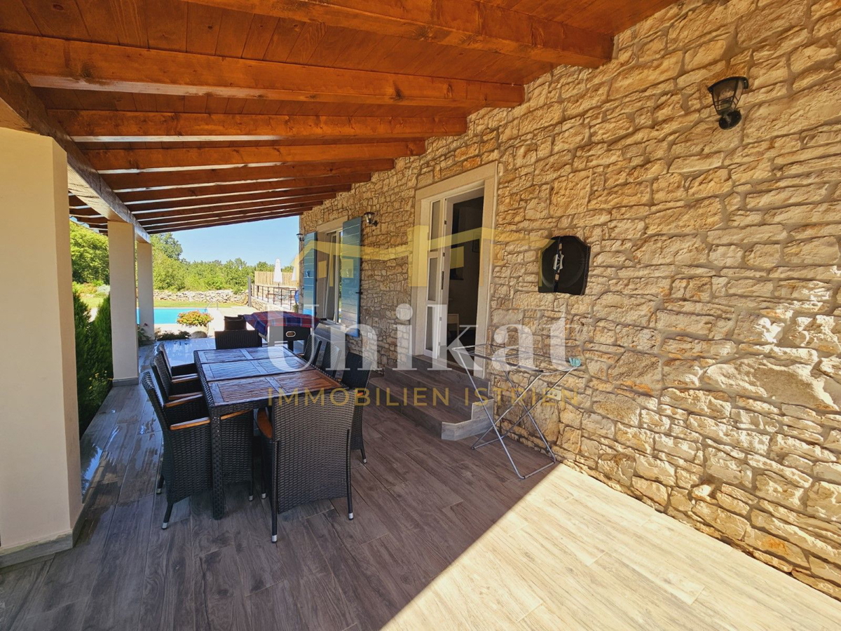 Posest z obnovljeno kamnito hišo, vrtom in bazenom